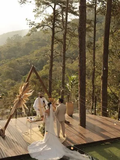 Casamento no pôr do sol realizado no espaço Monte Solaro no Villa Vezzane.