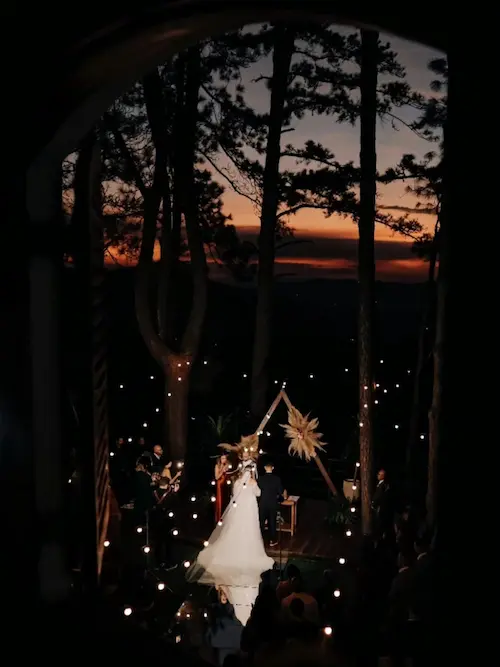 Exemplo de casamento pequeno e intimista realizado a noite no Villa Vezzane. 